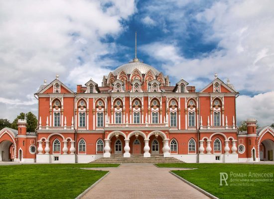 Фасад Петровского путевого дворца